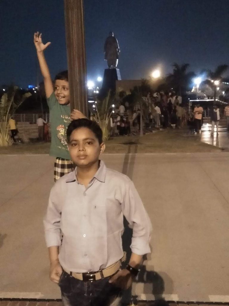 Standing dangerously on a pole behind a person, to scare him